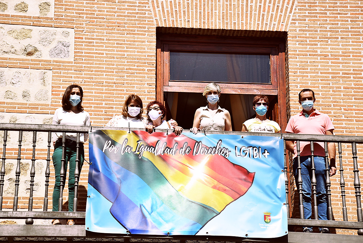 Talavera coloca las banderas LGTBI en el balcón del ayuntamiento