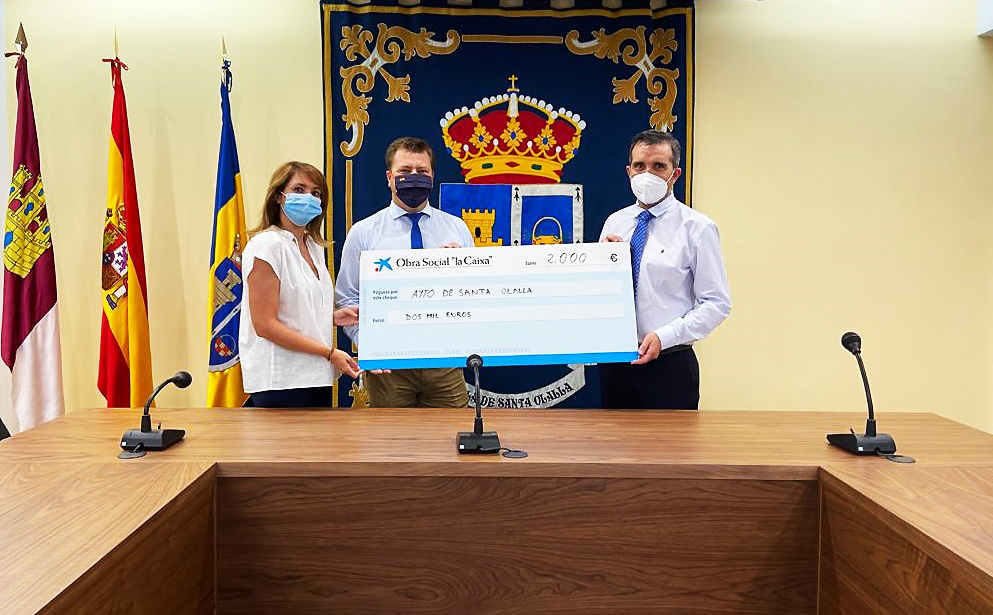 El Ayuntamiento de Santa Olalla y Caixa Bank firman un convenio  