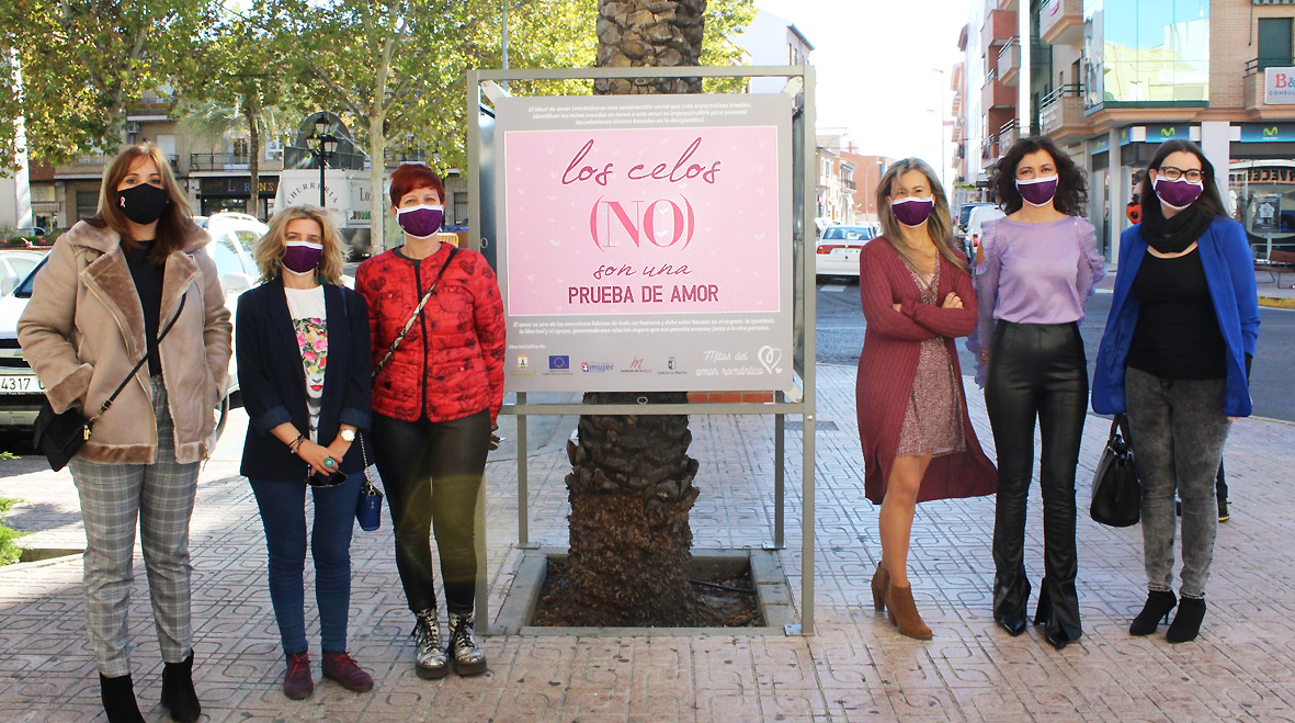 En Torrijos se ha inaugurado una exposición callejera contra los mitos románticos