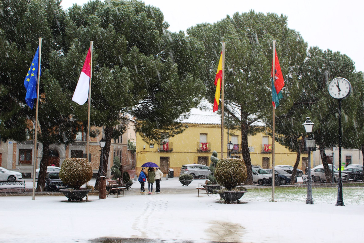 El temporal de nieve deja un manto blanco en Torrijos