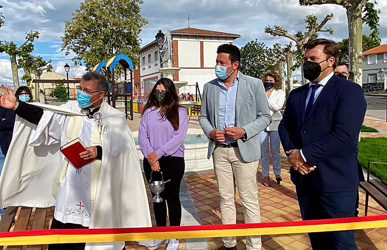 La localidad de Alcabón estrena una remodelada Plaza Erillas 