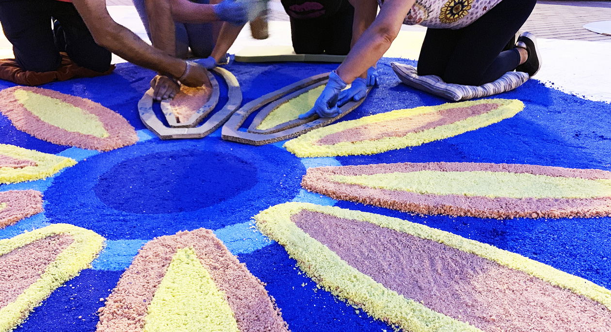 Santa Olalla participa de la Alfombra mundial  de arte efímero con sal 