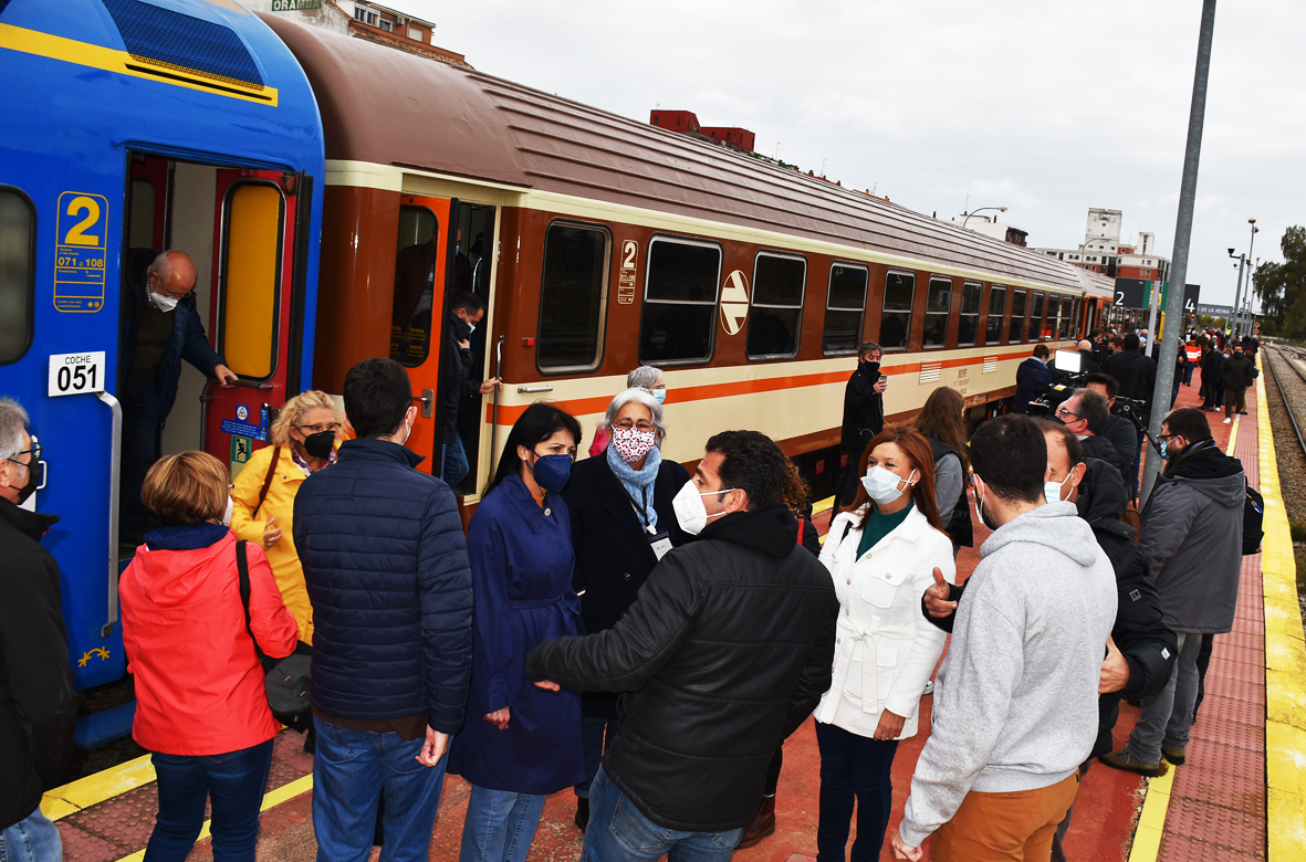 Llegan turistas a Talavera en el Tren Histórico
