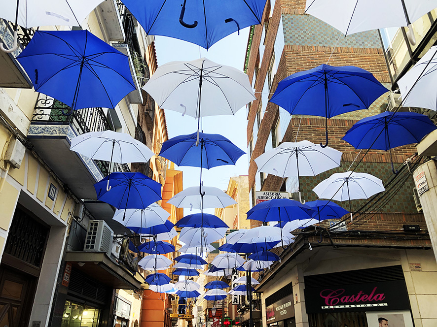 Talavera viste de paraguas azules y blancos la calle San Francisco