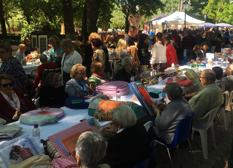 El I Encuentro de Bolillos Ciudad de la Cerámica ha reunido a más de 500 bordadoras y encajeras