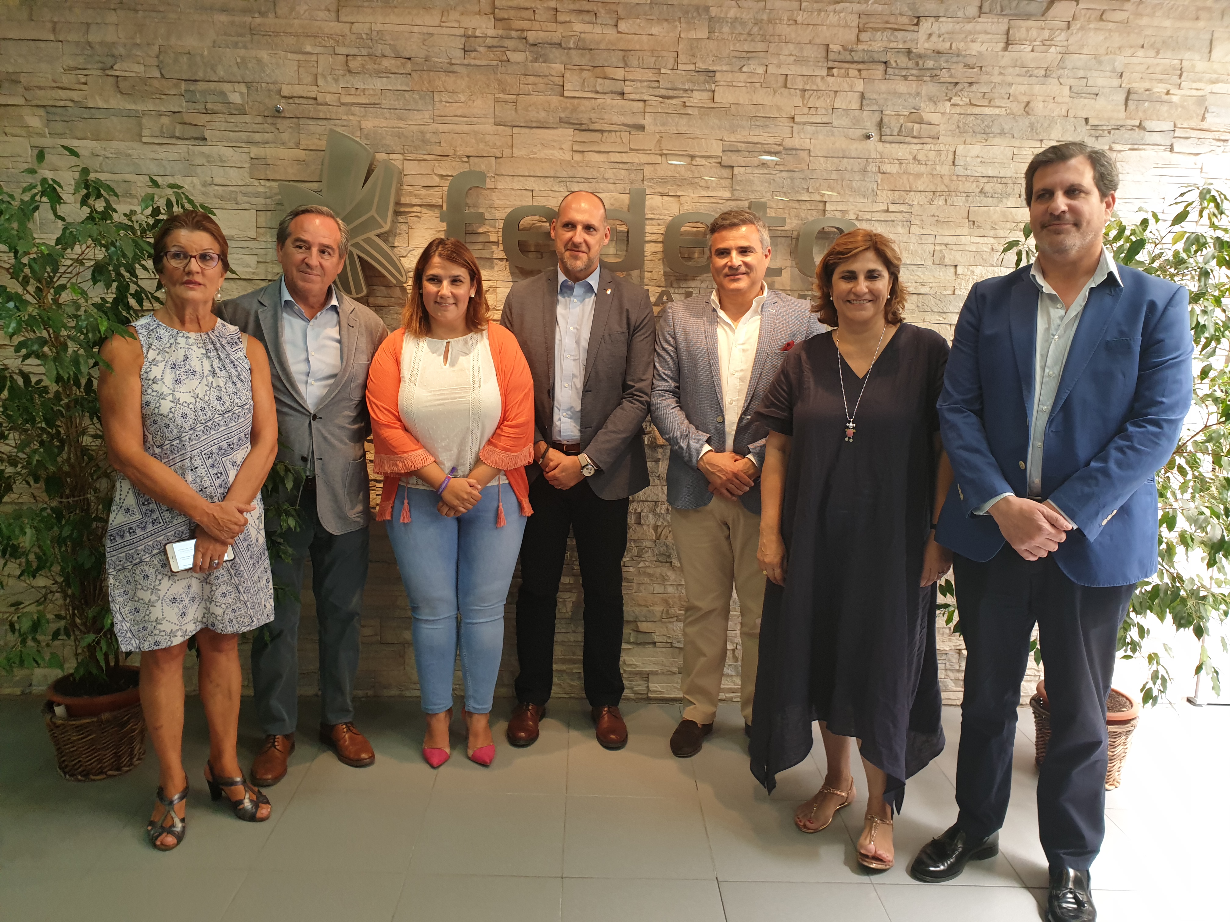 La alcaldesa de Talavera y los empresarios reunidos en Fedeto 