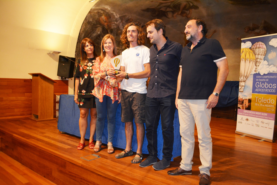 Foto 3 María Jesús Pérez entrega el segundo premio 25082019