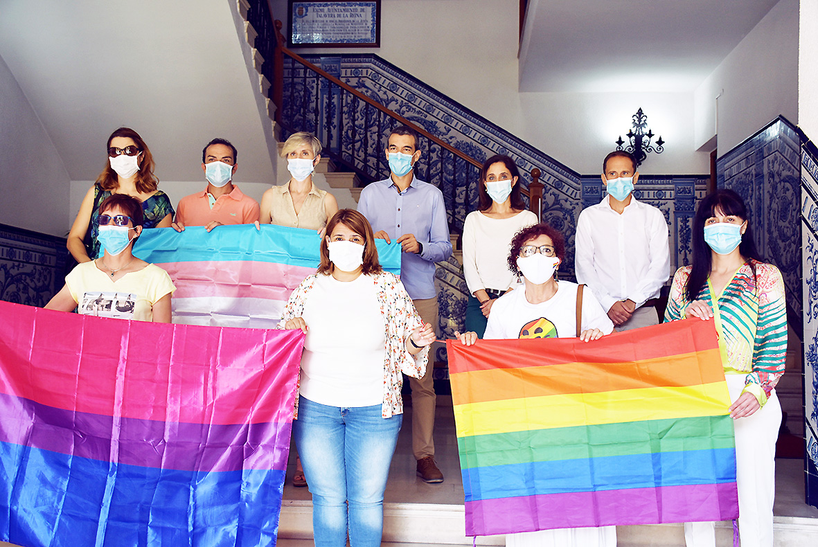 Talavera coloca las banderas LGTBI en el balc&oacute;n del ayuntamiento