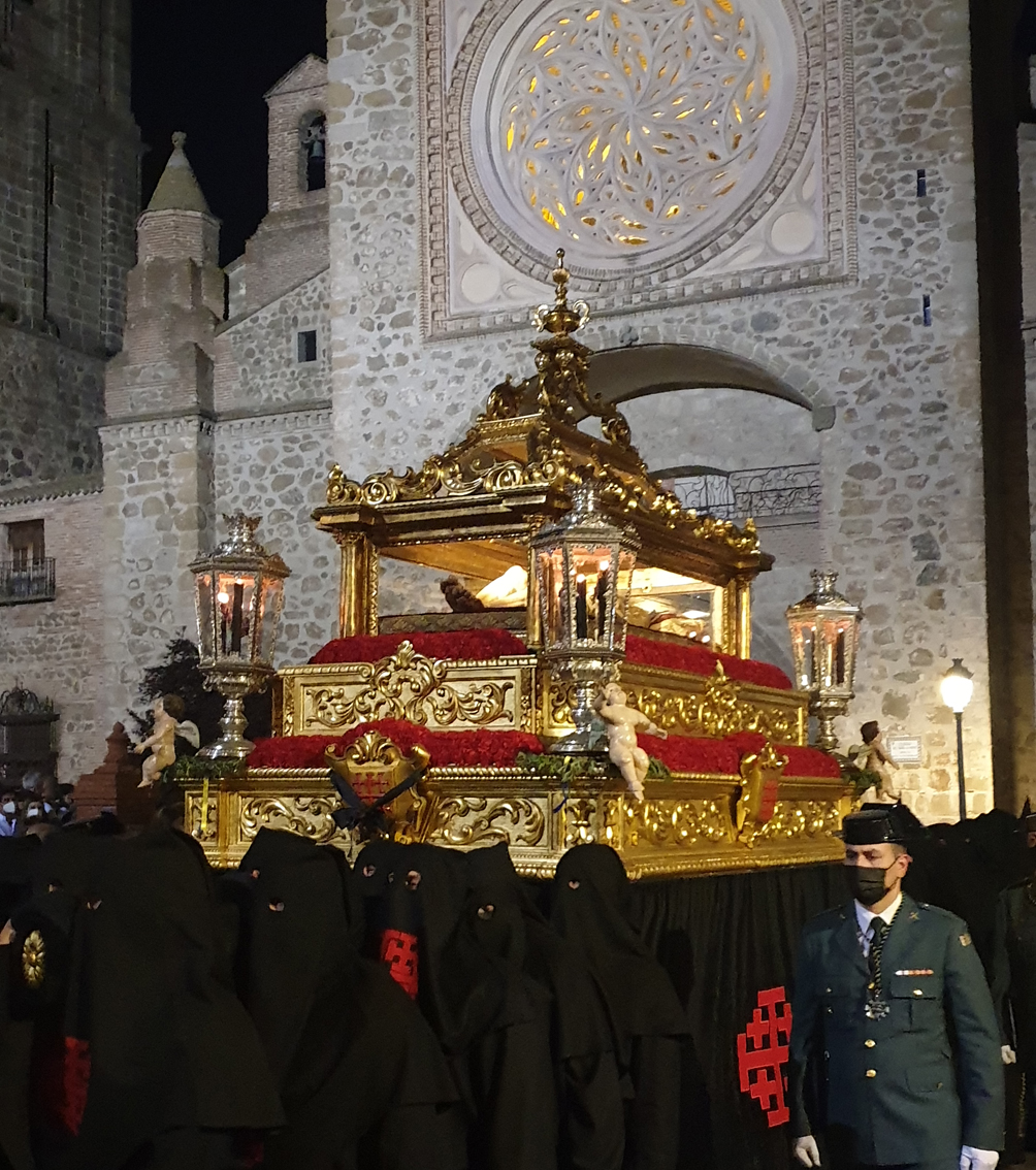 Sentida procesión del Santo Entierro en Talavera