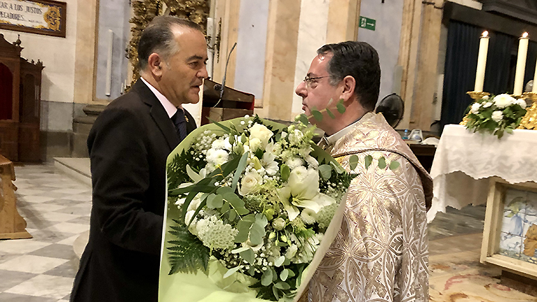 El alcalde de Talavera presenta una ofrenda floral a la Patrona de la ciudad
