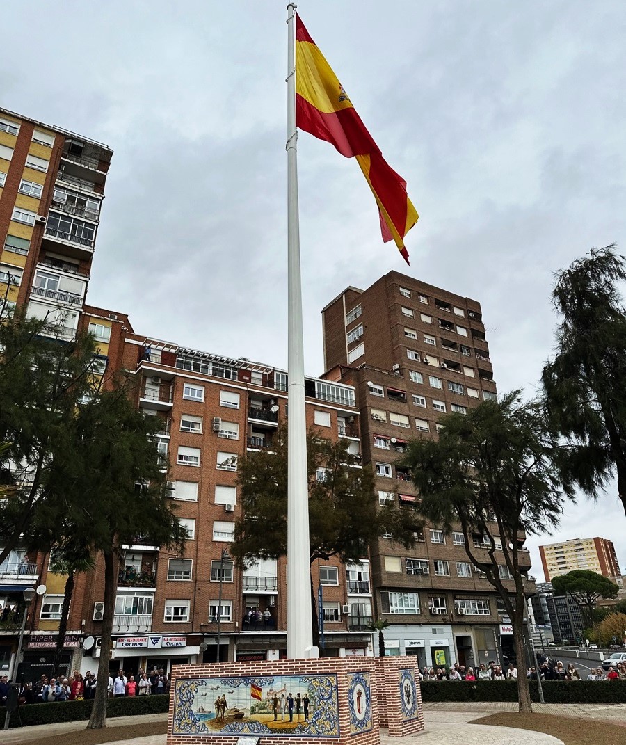 Homenaje a la bandera en la Ronda del Canillo