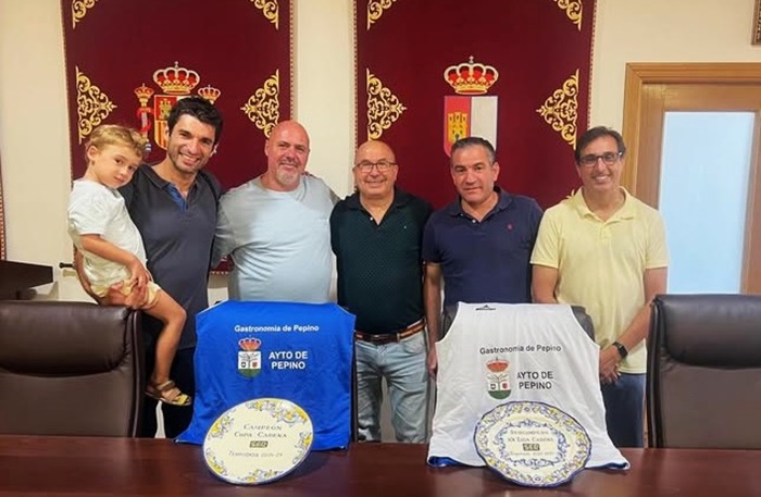 El Ayuntamiento de Pepino recibe al equipo de baloncesto